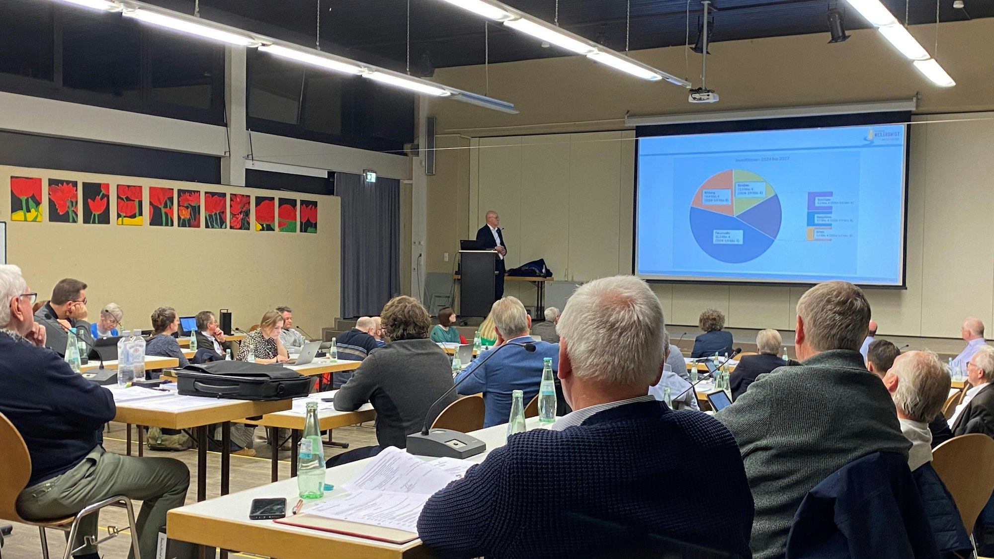 Kämmerer Alexander Eskes stellt dem Gemeinderat den Etat des Haushaltsjahrs 2024 vor