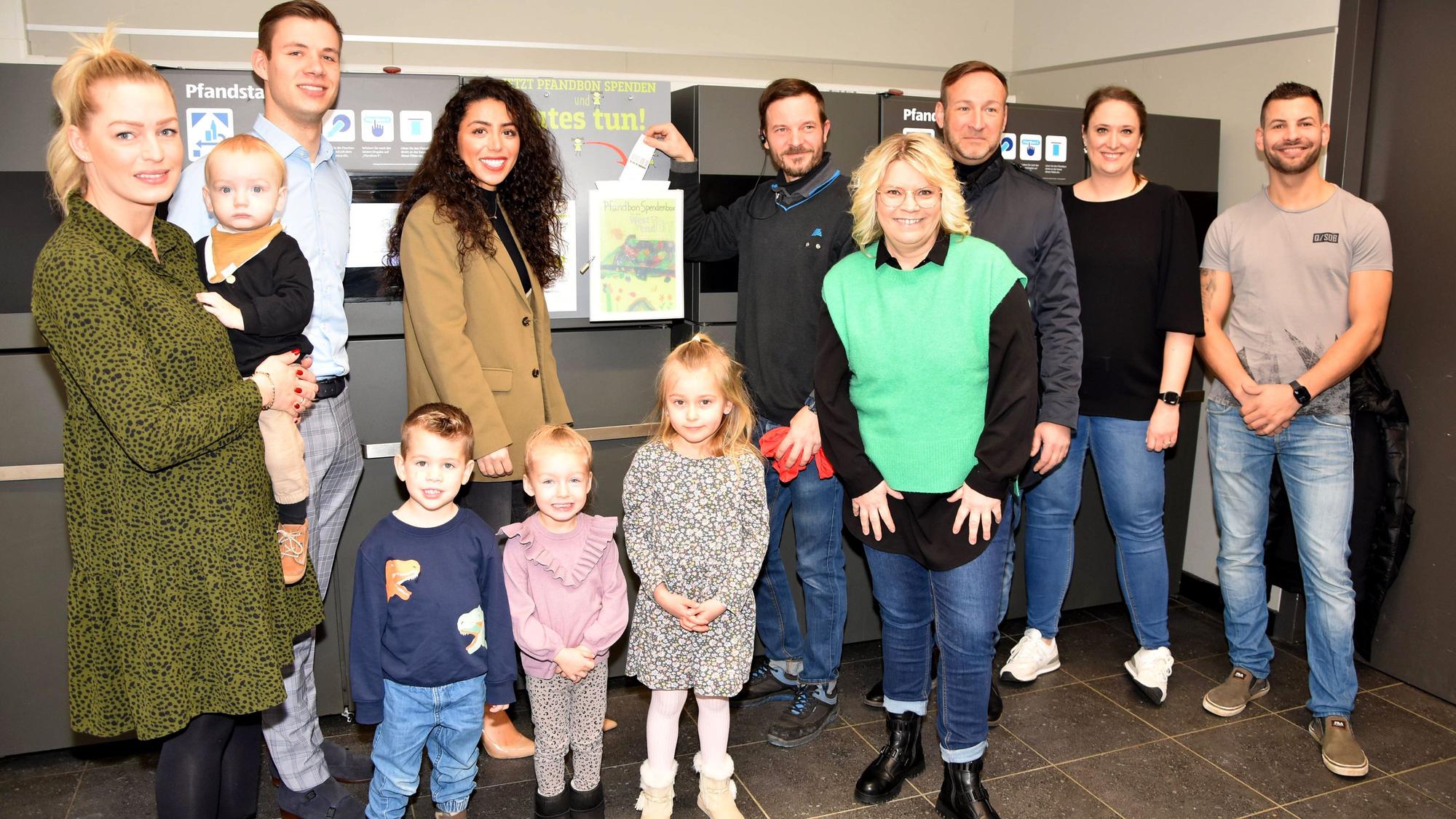 Die Kita Westendpänz um Leiterin Nicole Haseé (4.v.r.) und Fördervereinsvorsitzende Sandra Heller (l.) sammeln in der Aldi-Filiale Pfandbons, um Spielgeräte für das Kita-Gelände anzuschaffen.