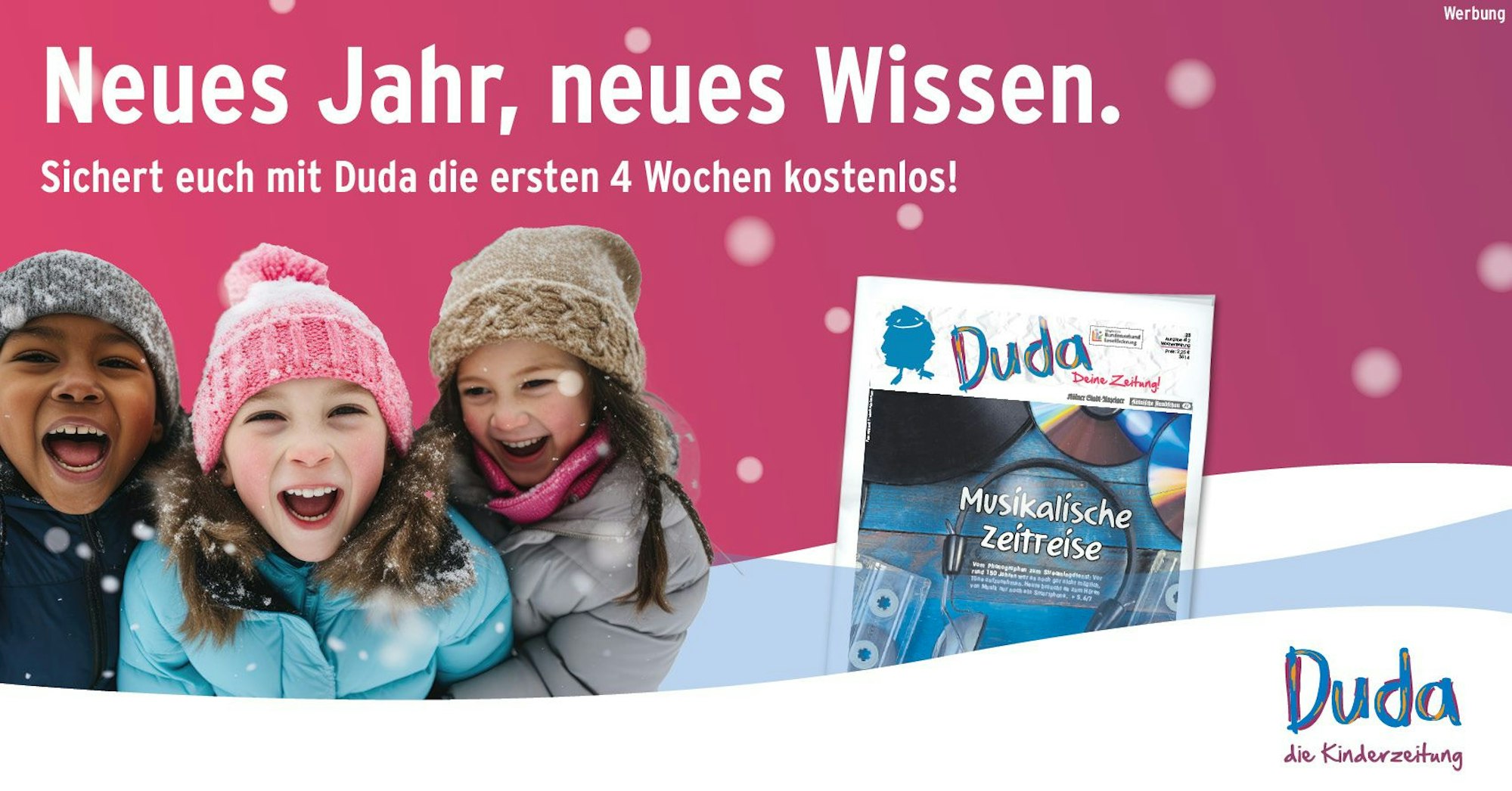 Kindern mit einem Cover der Duda-Kinderzeitung
