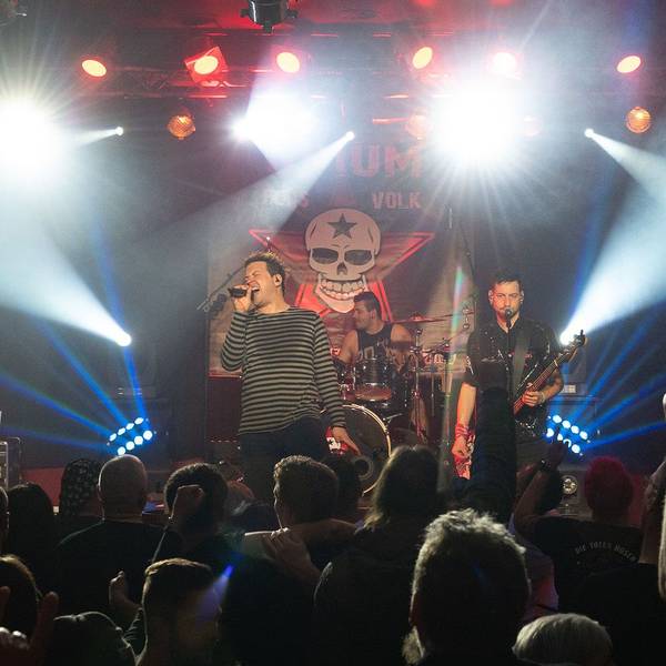 Die Band „Opium fürs Volk“ bei einem Konzert am Samstag (20. Januar) in der Groove Bar in Porz-Wahn.