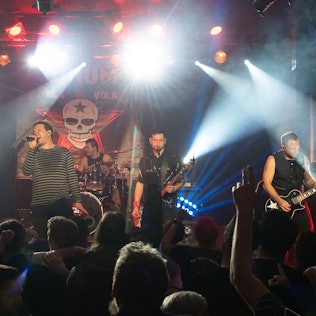 Die Band „Opium fürs Volk“ bei einem Konzert am Samstag (20. Januar) in der Groove Bar in Porz-Wahn.