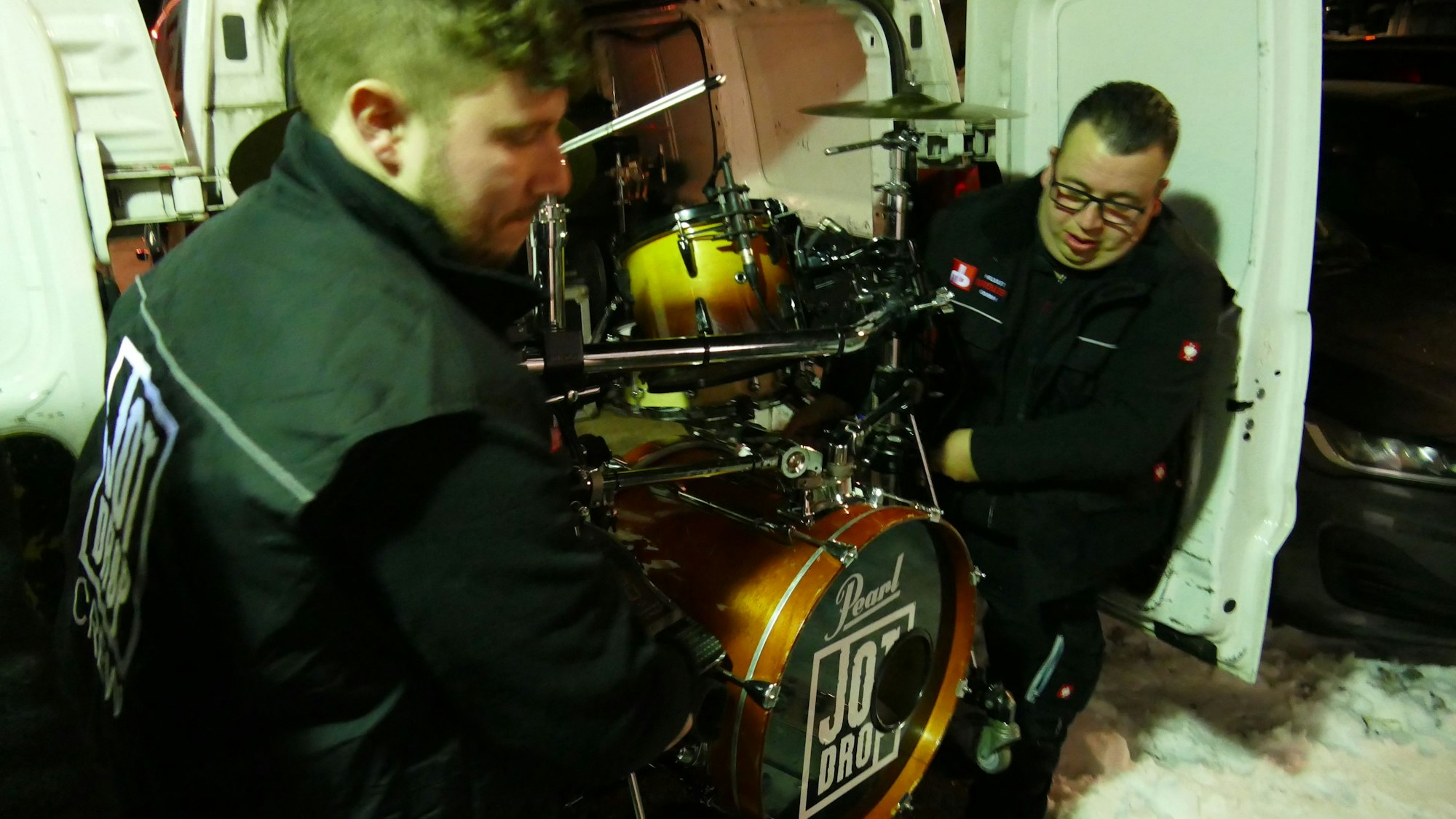 Vor dem Auftritt laden die Techniker von Jot Drop aus Lohmar die Instrumente aus.