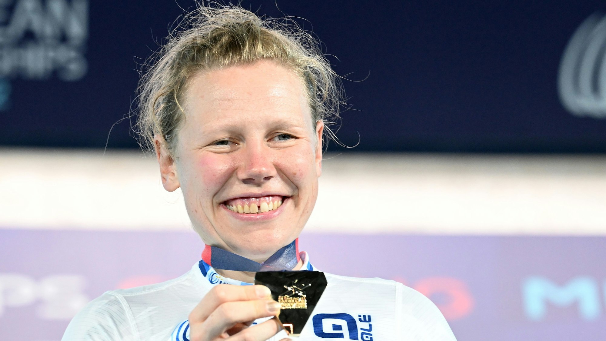 European Championships, Europameisterschaft, Bahn, Finale, 3000 Meter, Einzelverfolgung, Frauen, in der Messe München. Die deutsche Mieke Kröger jubelt über ihre Goldmedaille.