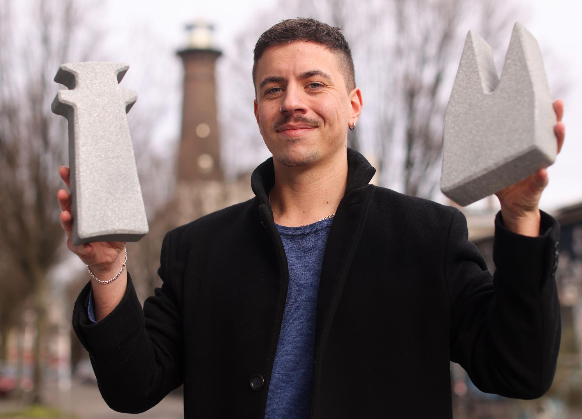 Der Design Student Aron Metz zeigt seine Prototypen von Pflastersteinen mit Kölner Motiven, dem Helios Leuchtturm in Ehrenfeld und den Dom.