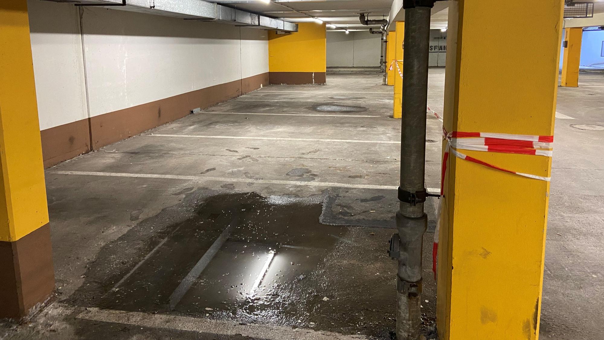 Auf dem Bild ist eine Pfütze in der Tiefgarage zu sehen.