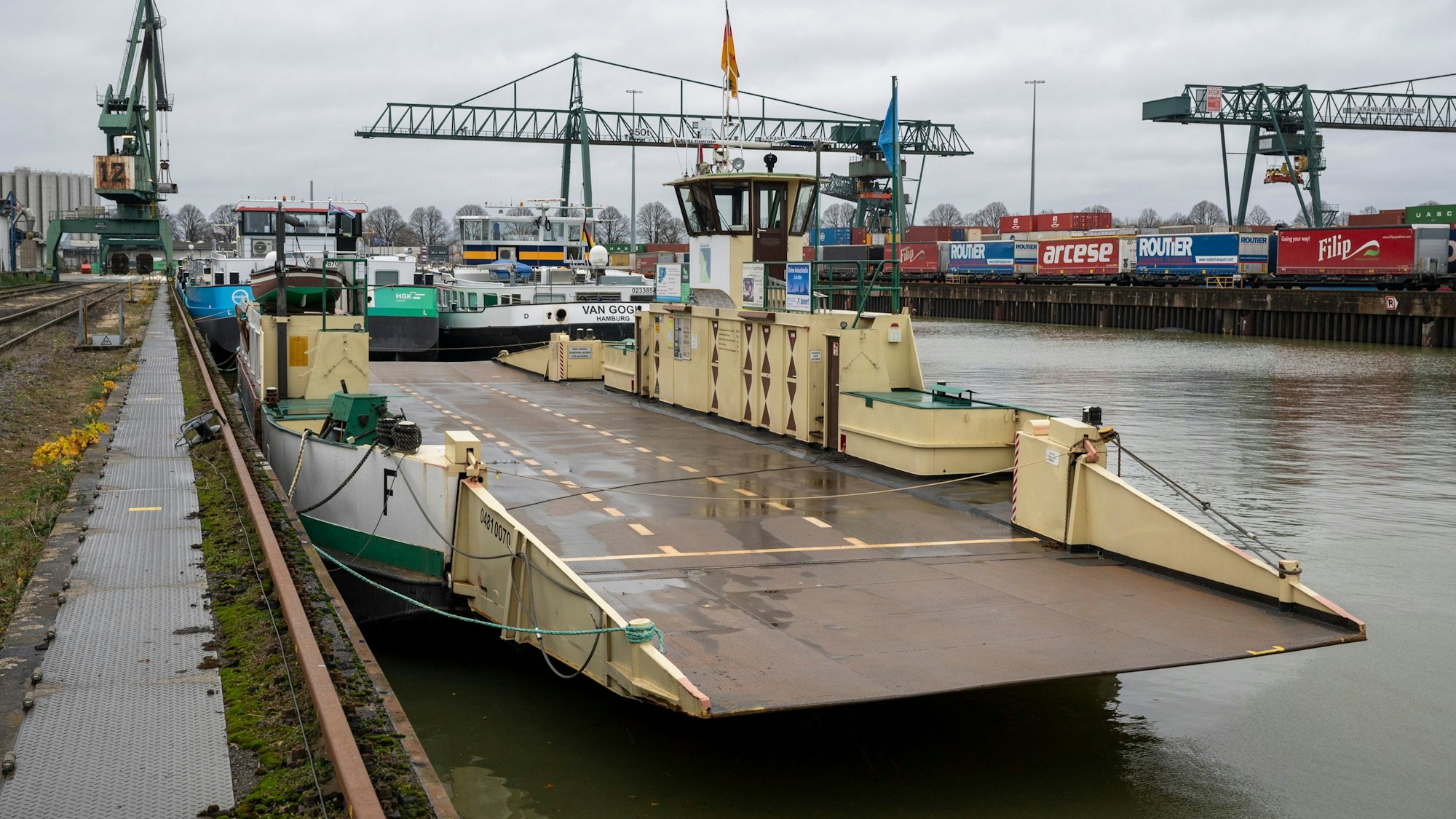 Die Rheinfähre „Fritz Middelanis“ liegt im Niehler Hafen, um von Gutachtern untersucht zu werden.