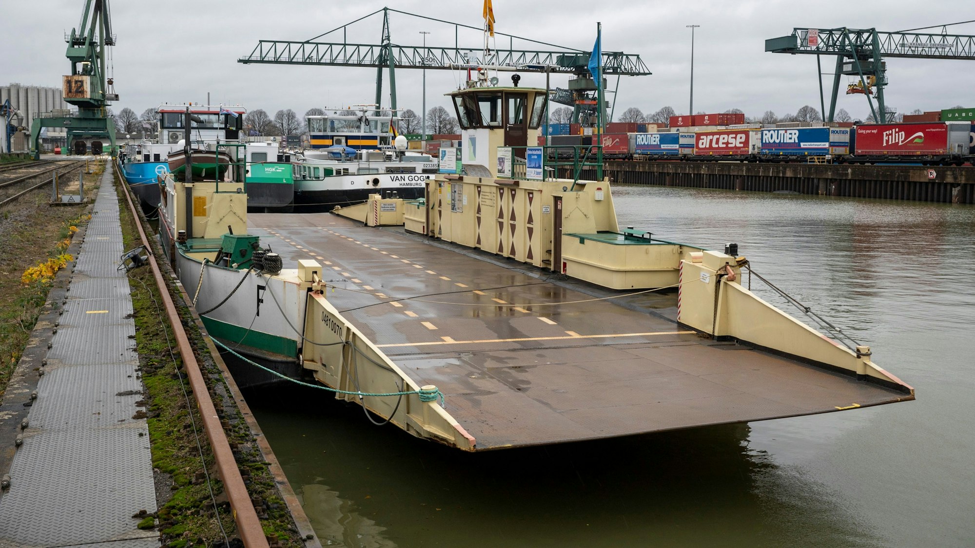 Die Rheinfähre liegt derzeitig im Niehler Hafen.