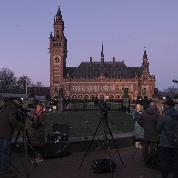 Journalisten stehen vor dem Internationalen Gerichtshof in Den Haag und berichten vor einer Anhörung.