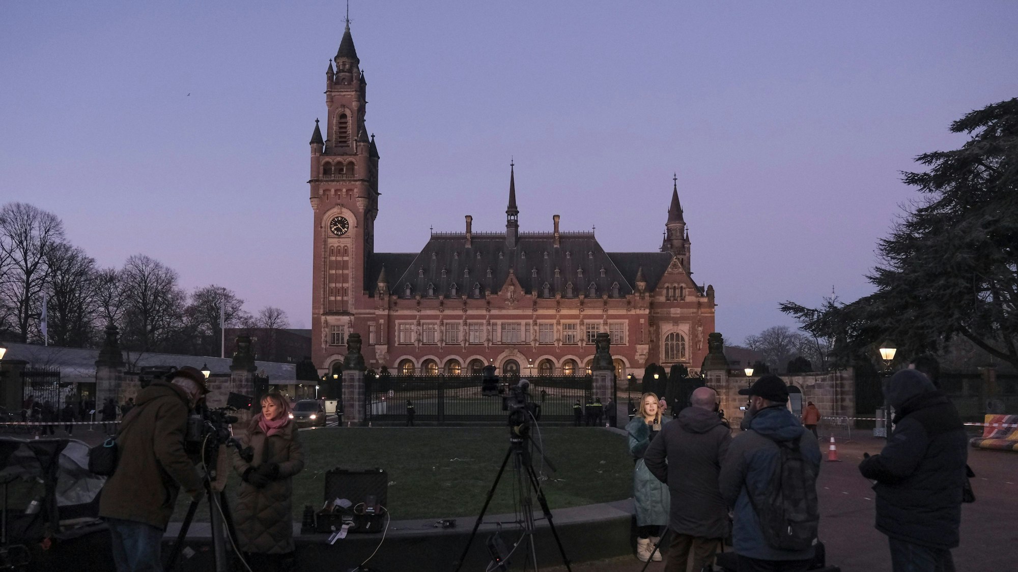 Journalisten stehen vor dem Internationalen Gerichtshof in Den Haag und berichten vor einer Anhörung.
