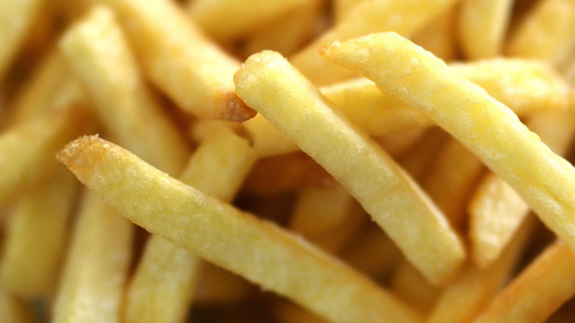 Pommes Frites in einer Imbissstube.