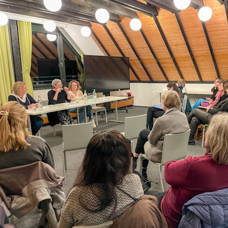 Eltern, Politiker, Erzieherinnen diskutierten im Katholischen Bildungsforum an der Manforter Straße darüber, wie man dem Kita-Notstand in Leverkusen beikommen könnte.