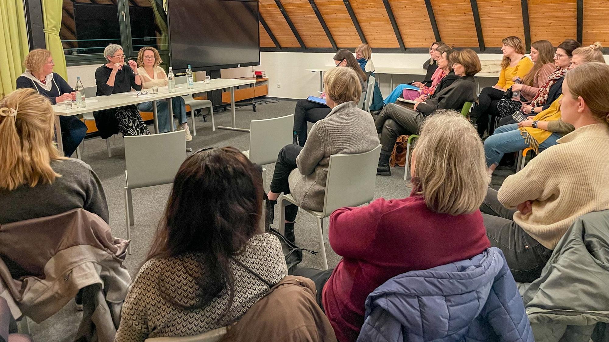 Eltern, Politiker, Erzieherinnen diskutierten im Katholischen Bildungsforum an der Manforter Straße darüber, wie man dem Kita-Notstand in Leverkusen beikommen könnte.