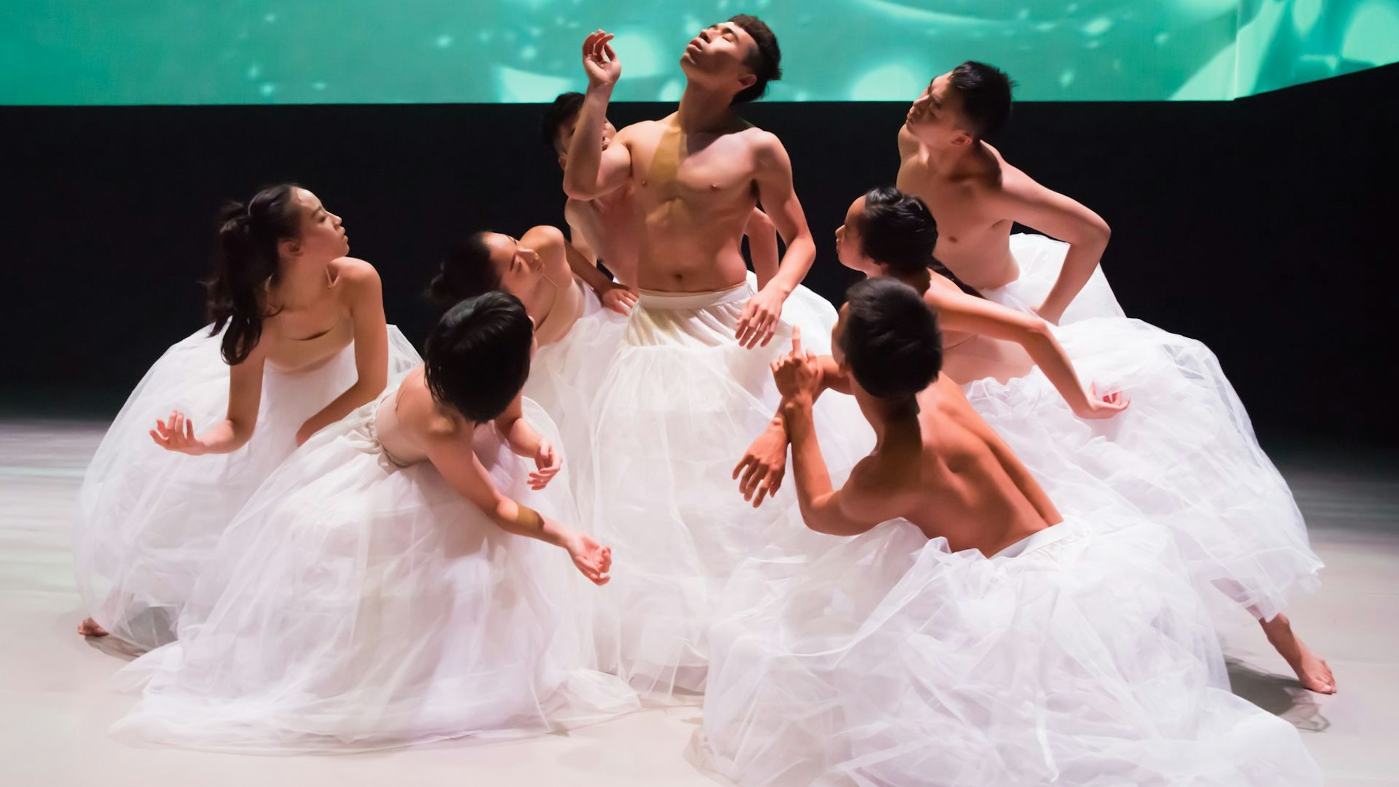 Die Tanzgruppe B.Dance aus Taiwan tanzte eine Stunde lang in fluffigen Petticoats.