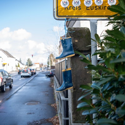 Als Zeichen für die Bauernproteste hängen in Euenheim Gummistiefel am Ortsschild.