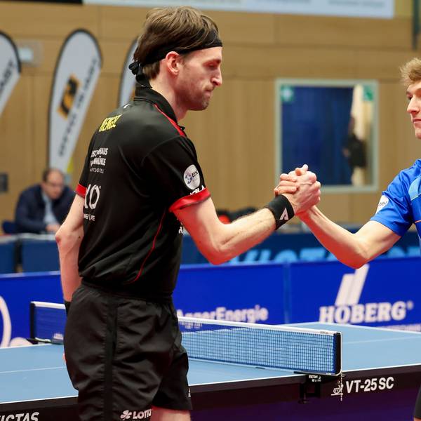Nach dem Spiel geben sich der Bergneustädter Adrien Rassenfosse und Szeffen Mengel die Hand.