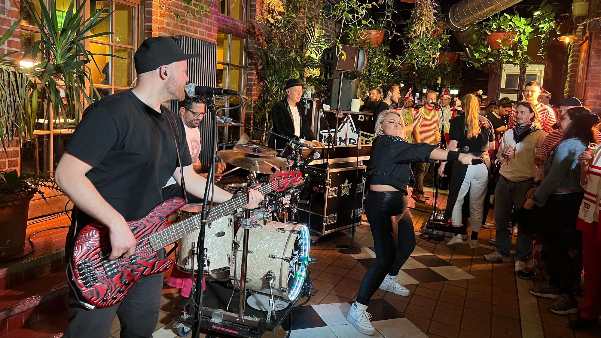 Die Band Kempest Feinest steht auf der Bühne.