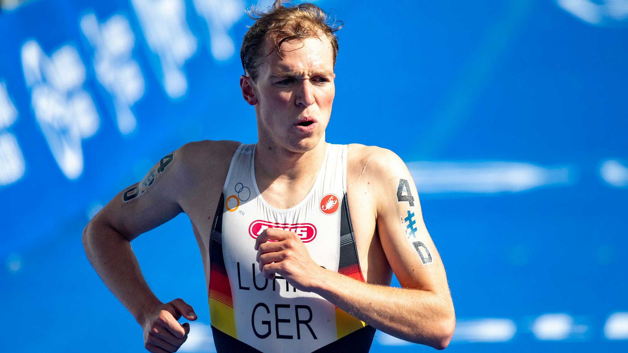 Lasse Lührs, Schlussläufer des deutschen Teams, überquert beim Weltmeisterschaftsrennen die Ziellinie. Auf Bermuda schaffte es Lührs nun unter die besten Zehn.