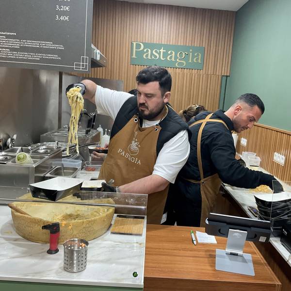 Zwei Männer in der Küche einer Pasta-Werkstatt