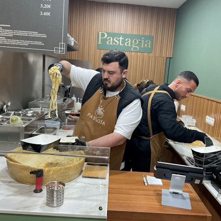 Zwei Männer in der Küche einer Pasta-Werkstatt