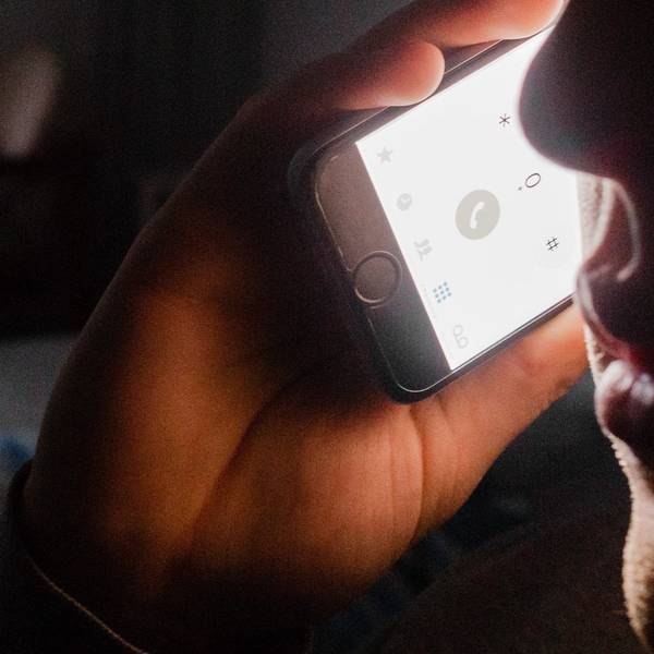 Das Symbolfoto zeigt eine Person, die mit einem Handy telefoniert.