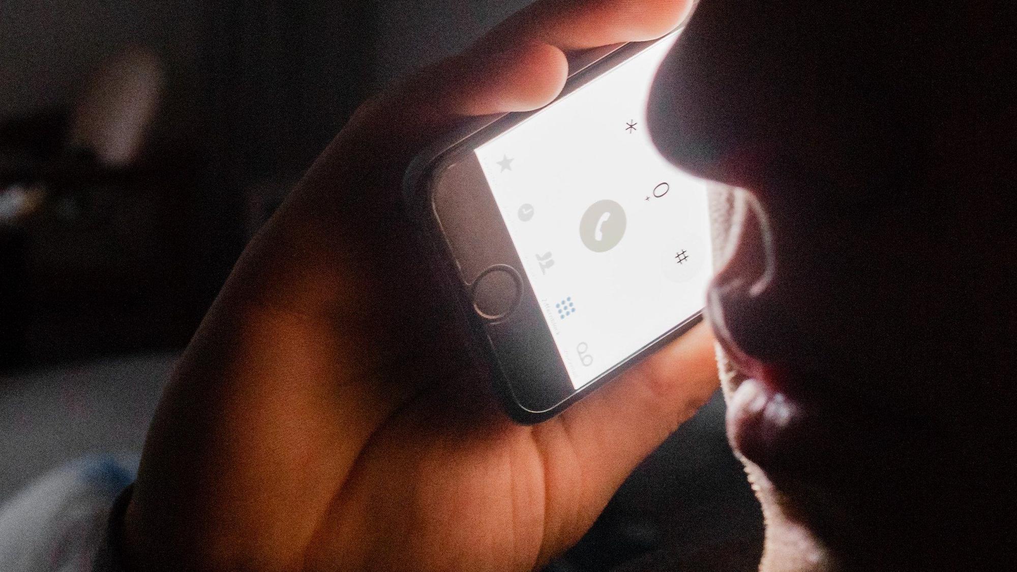 Das Symbolfoto zeigt eine Person, die mit einem Handy telefoniert.
