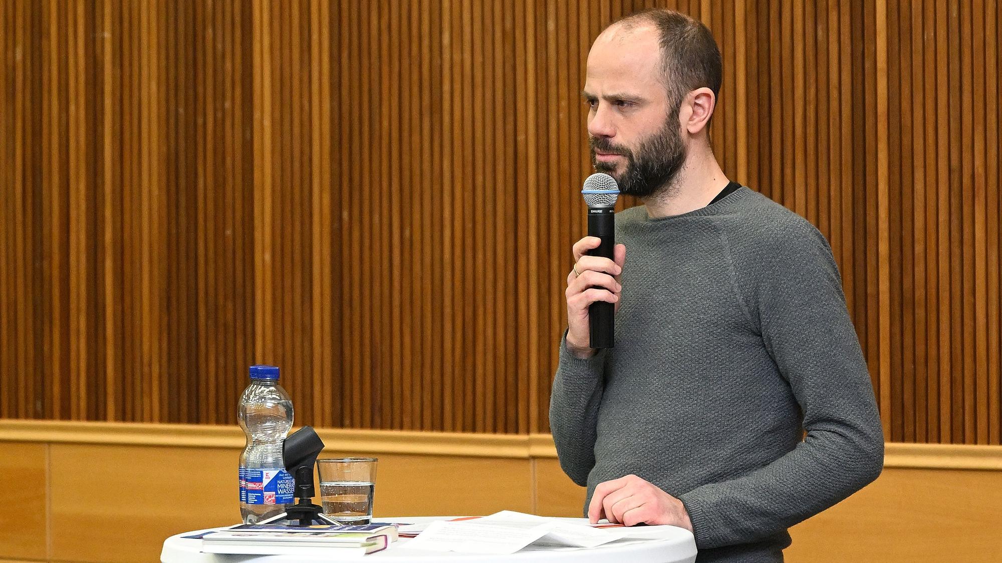 Referent Sebastian Werner spricht im Kreishaus in ein Mikrofon.