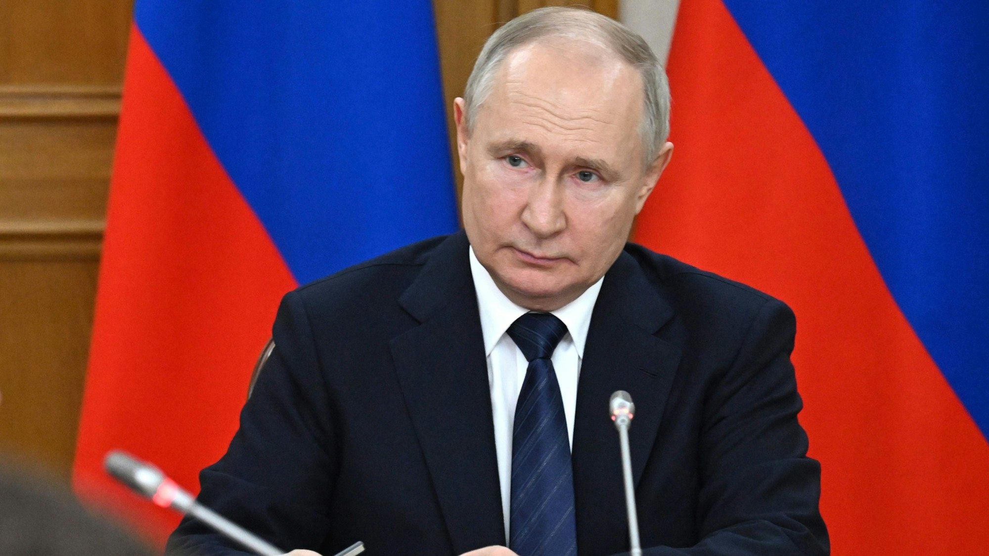 Wladimir Putin, Präsident von Russland, nimmt an einem Treffen zur sozialen und wirtschaftlichen Entwicklung des russischen Kaliningrader Gebiets im Gebäude der Regionalregierung in Kaliningrad teil.