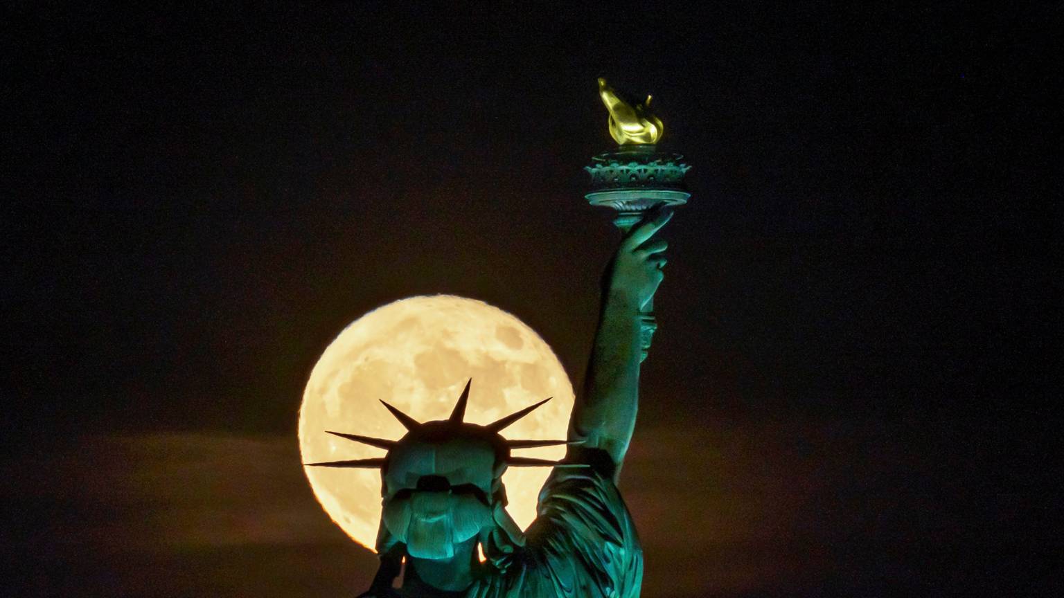 New York: Der Vollmond geht hinter der Freiheitsstatue auf. (Archivbild)