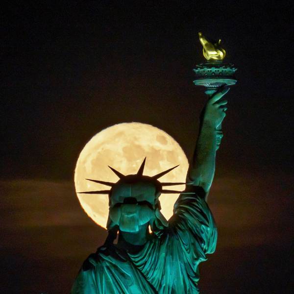 New York: Der Vollmond geht hinter der Freiheitsstatue auf. (Archivbild)