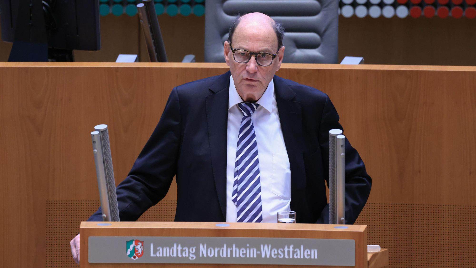 26.01.2024, Nordrhein-Westfalen, Düsseldorf: Michael Rado, Vorstandsmitglied der Synagogengemeinde Köln, spricht im Plenum.
