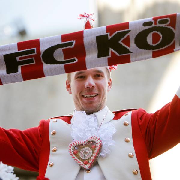 Lukas Podolski 2011 beim Rosenmontagszug in Köln auf dem Wagen der Roten Funken.