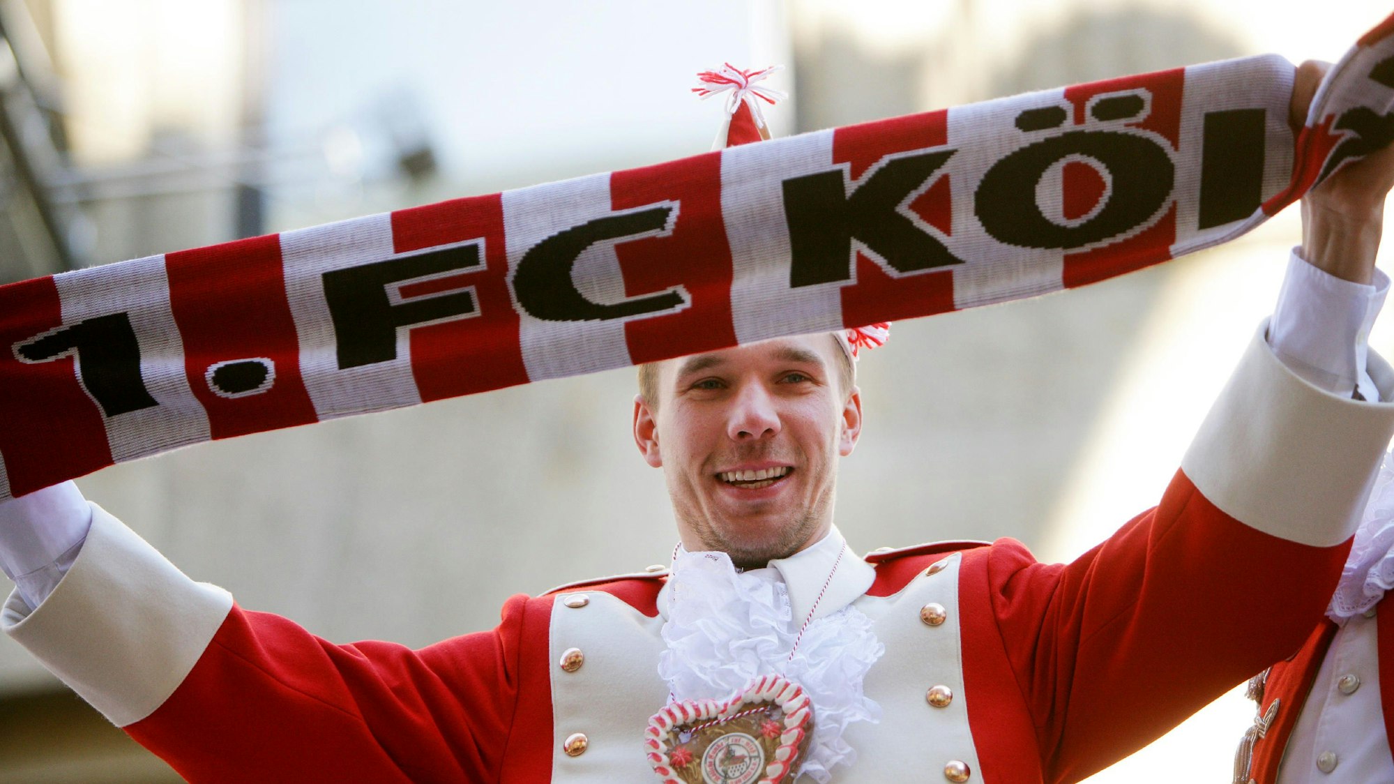 Lukas Podolski 2011 beim Rosenmontagszug in Köln auf dem Wagen der Roten Funken.