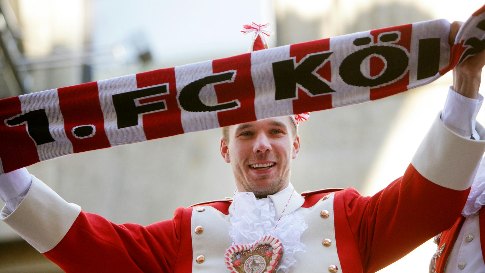 Lukas Podolski 2011 beim Rosenmontagszug in Köln auf dem Wagen der Roten Funken.