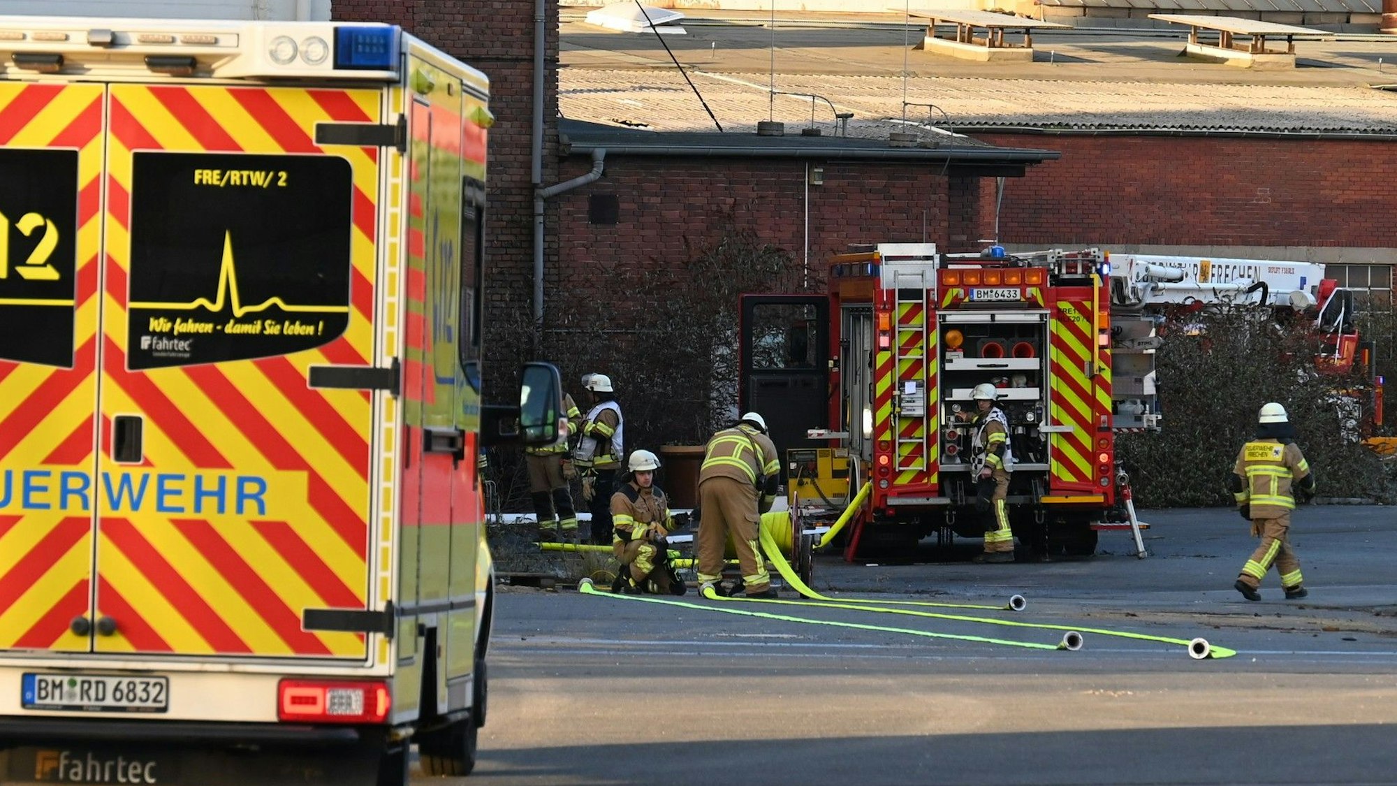 Auf dem Bild ist ein Feuerwehreinsatz zu sehen.
