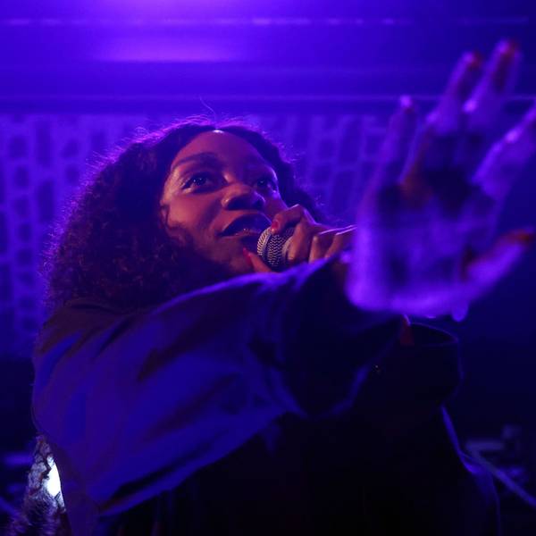 25.01.2024, Köln: KULTUR - Die US Rapperin Noname (bürgerlich: Fatimah Nyeema Warner) spielt live im Club Bahnhof Ehrenfeld in Köln. Foto: Thilo Schmülgen