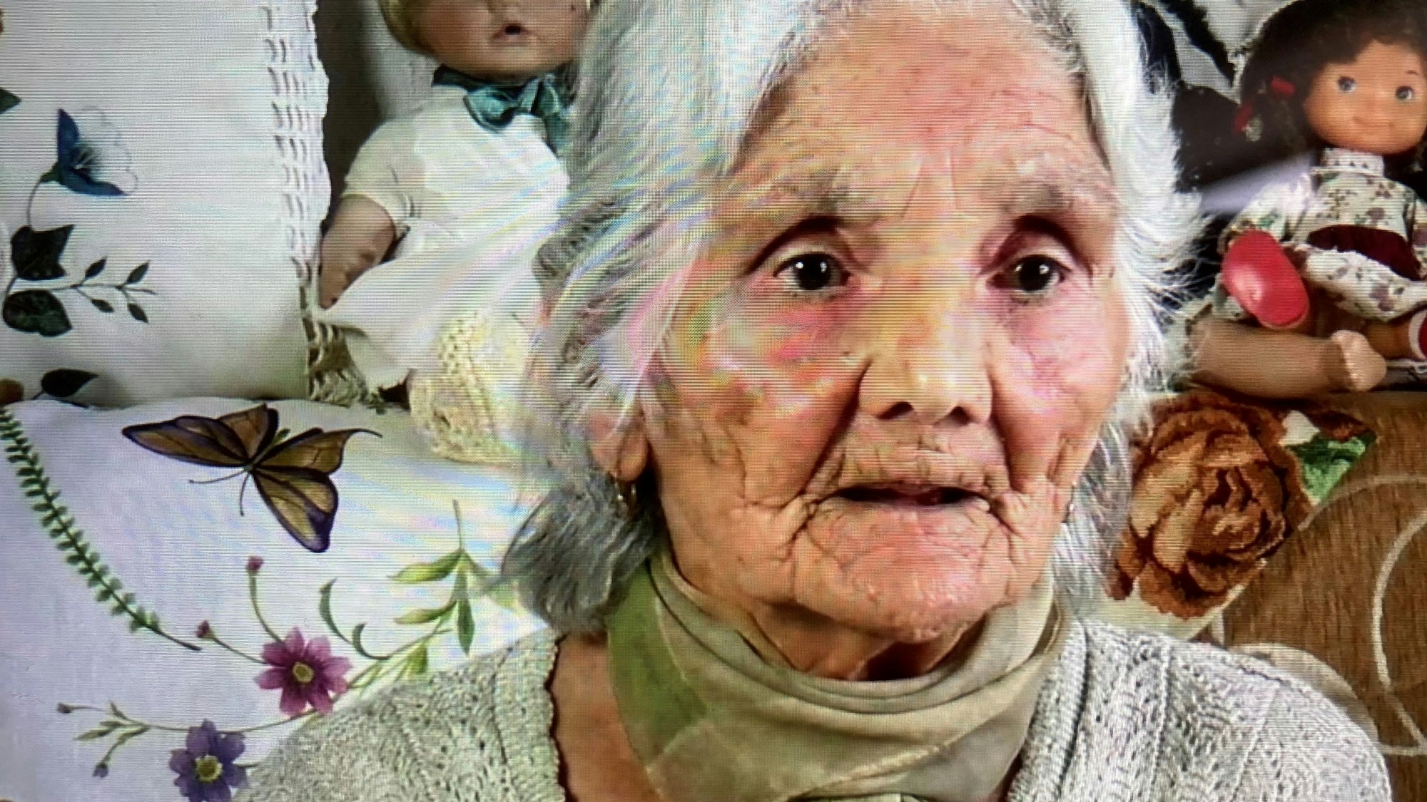 Theresia Neger ist im Porträt zu sehen; sie berichtet über die grausamen Kindheitserinnerungen in einem NS-Lager.