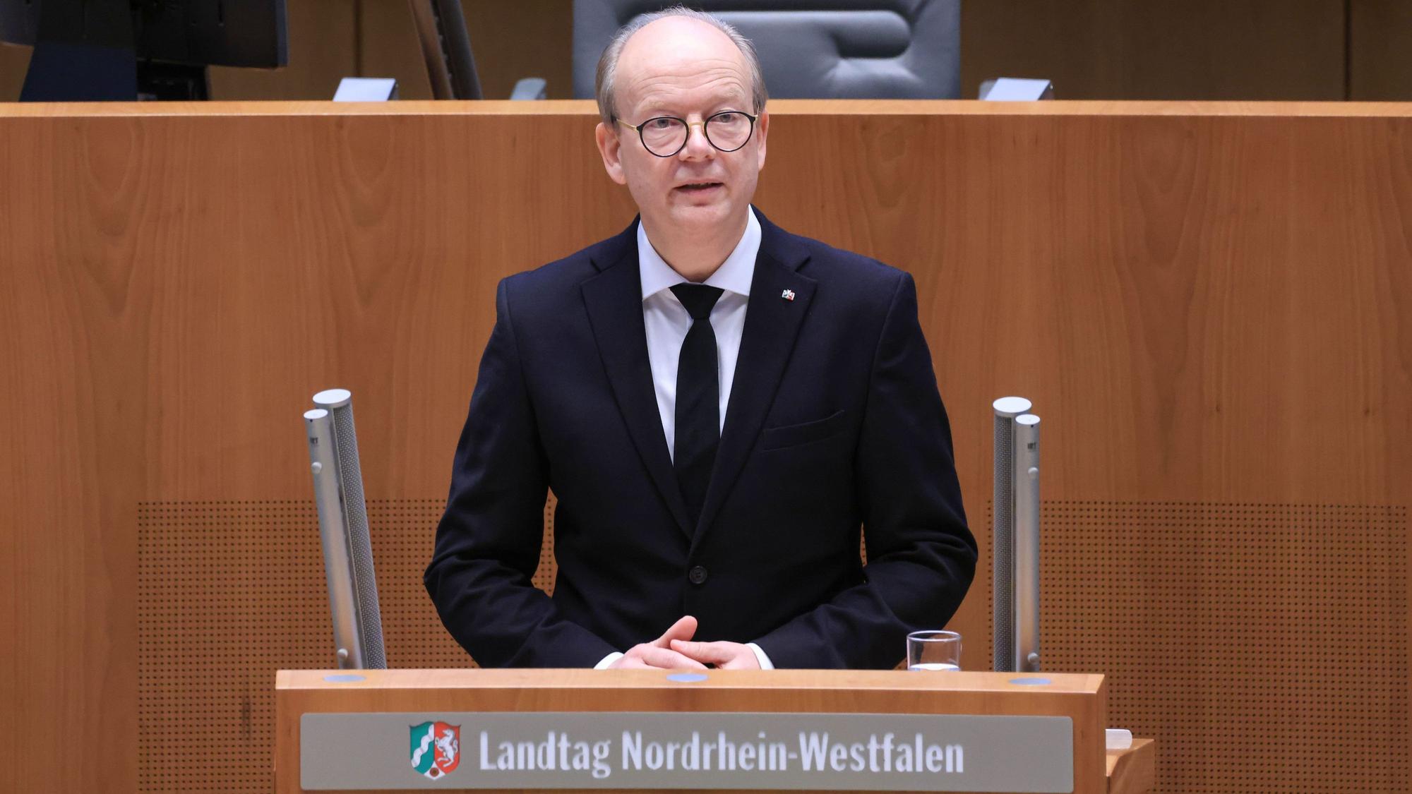 26.01.2024, Nordrhein-Westfalen, Düsseldorf: Andre Kuper, Präsident des Landtags von Nordrhein-Westfalen, spricht im Plenum. Der Landtag und die Landesregierung in Nordrhein-Westfalen haben mit einer Gedenkstunde gemeinsam an die Opfer des Nationalsozialismus erinnert.