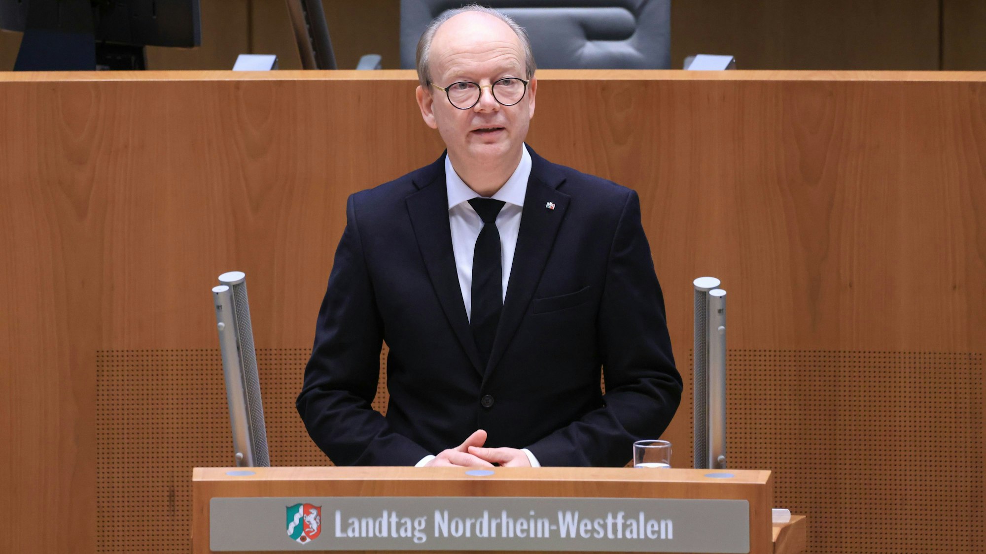 26.01.2024, Nordrhein-Westfalen, Düsseldorf: Andre Kuper, Präsident des Landtags von Nordrhein-Westfalen, spricht im Plenum. Der Landtag und die Landesregierung in Nordrhein-Westfalen haben mit einer Gedenkstunde gemeinsam an die Opfer des Nationalsozialismus erinnert.