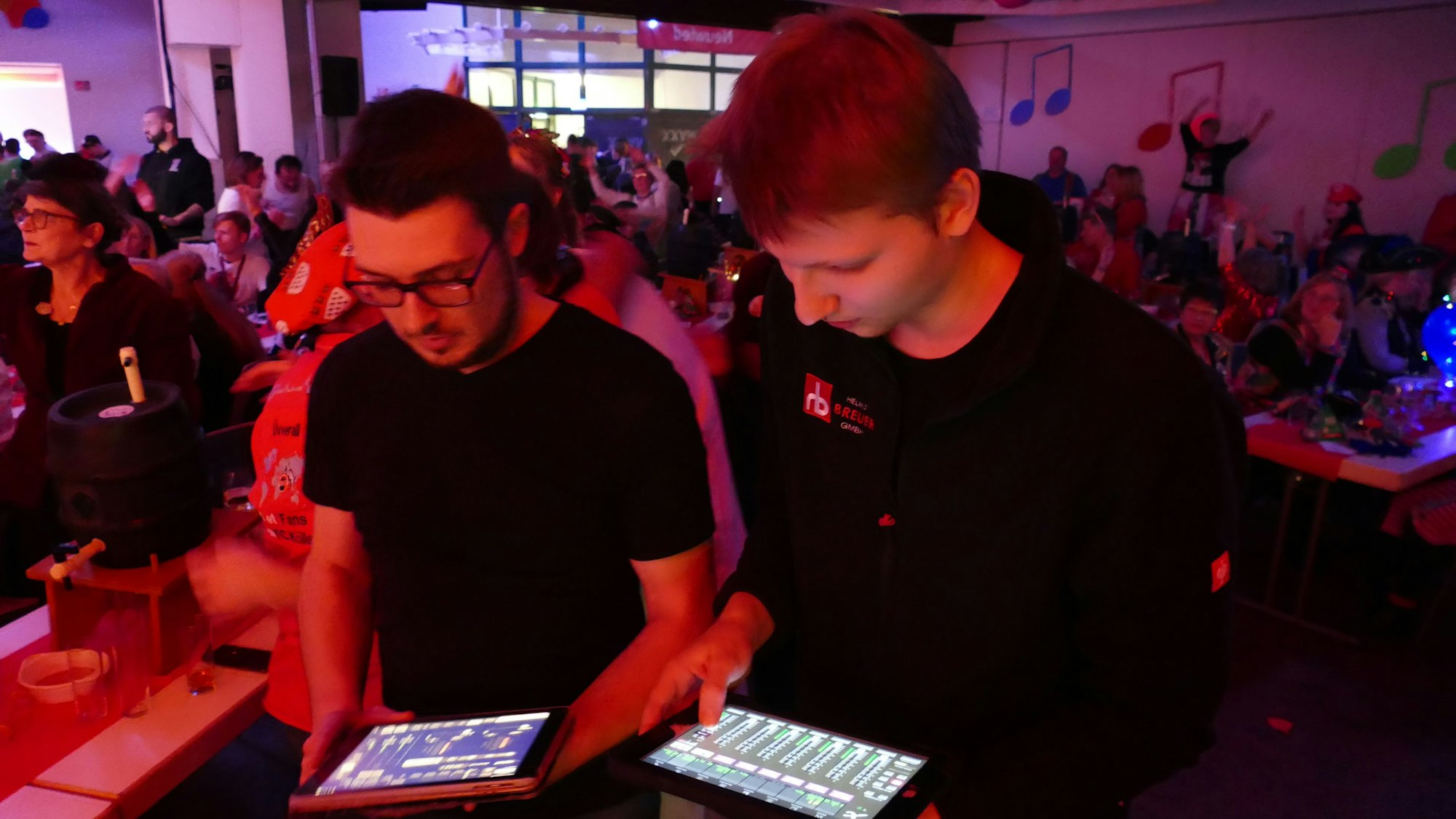 Zwei Männer schauen auf ihr Tablet.