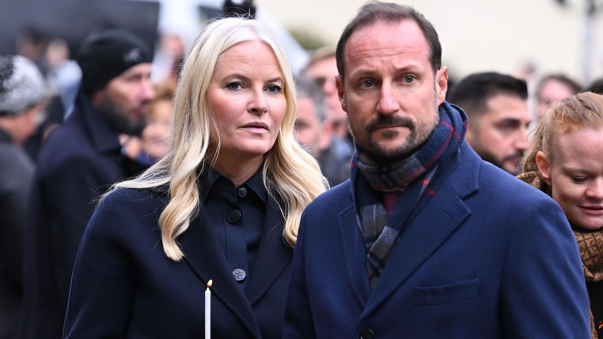 Der norwegische Kronprinz Haakon und seine Frau Kronprinzessin Mette-Marit zünden im November 2023 Kerzen bei der zentralen Gedenkveranstaltung des 34. Jahrestags des Mauerfalls an der Gedenkstätte Berliner Mauer an.
