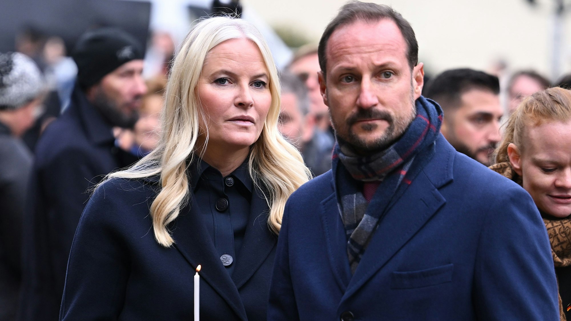 Der norwegische Kronprinz Haakon und seine Frau Kronprinzessin Mette-Marit zünden im November 2023 Kerzen bei der zentralen Gedenkveranstaltung des 34. Jahrestags des Mauerfalls an der Gedenkstätte Berliner Mauer an.