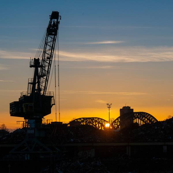 Köln: Industrieromantik vor Sonnenuntergang im Deutzer Hafen.