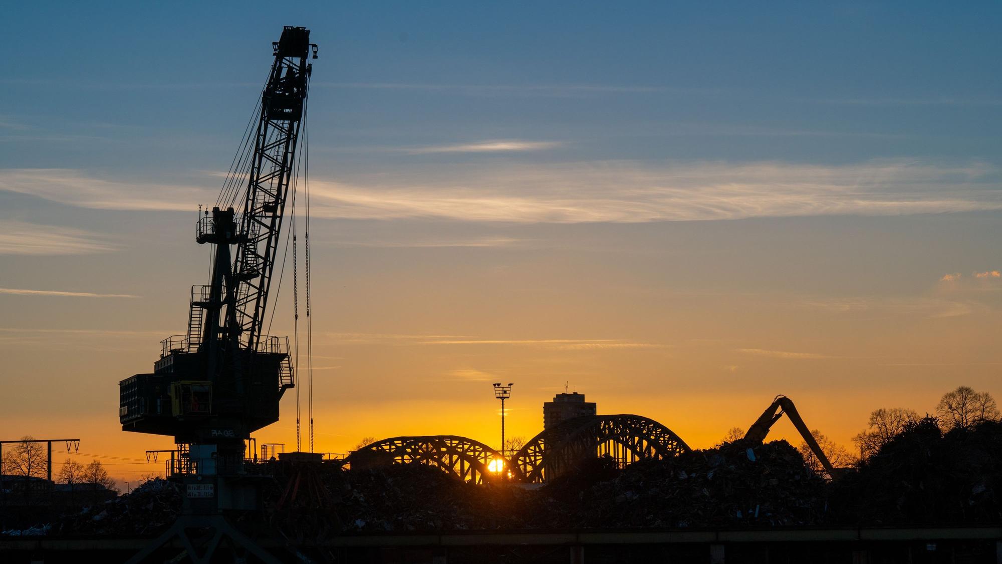 Köln: Industrieromantik vor Sonnenuntergang im Deutzer Hafen.