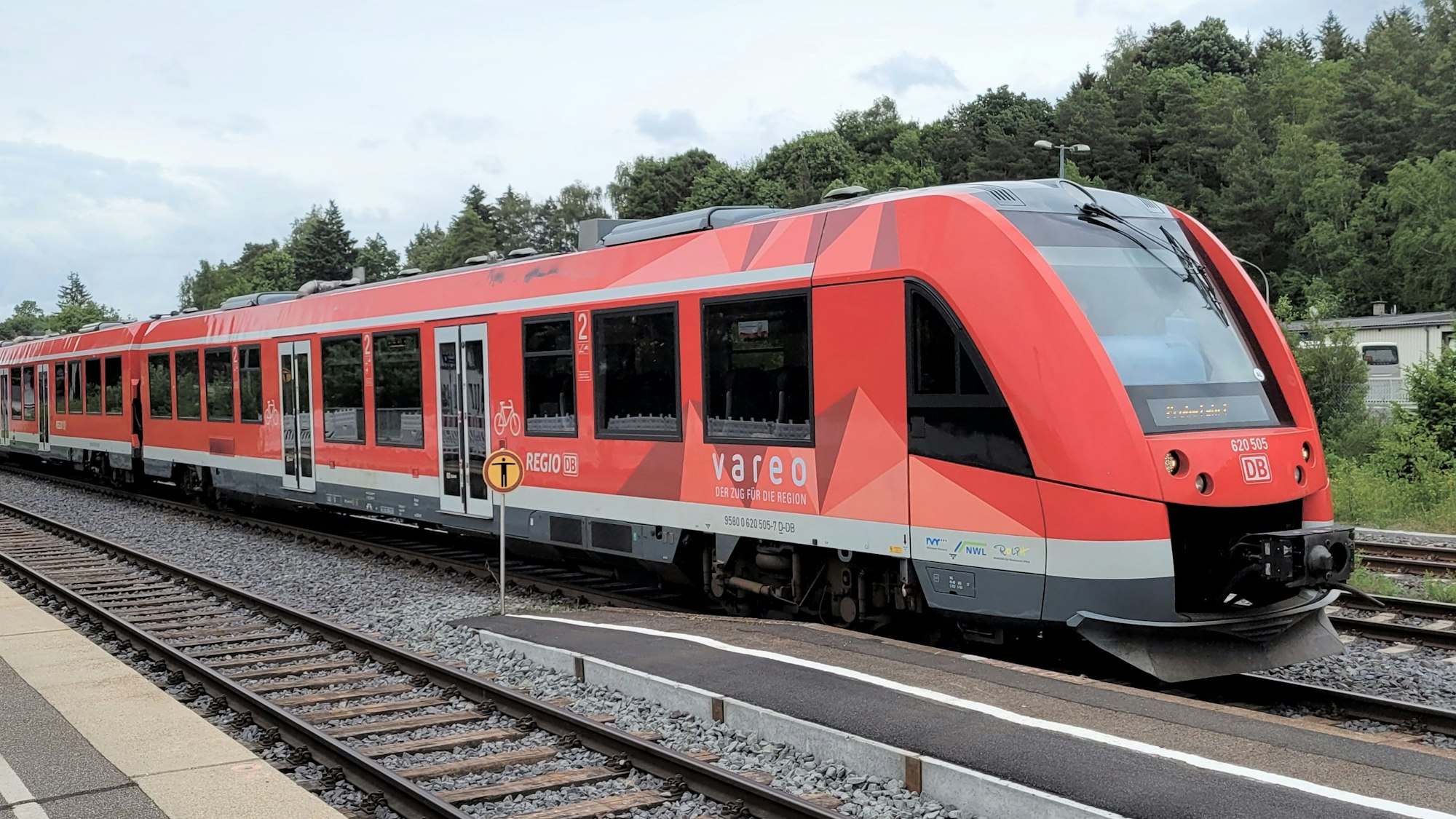 Das Foto zeigt eine Regionalbahn am Kaller Bahnhof.