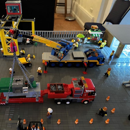 Auch eine Großbaustelle gehört zu den Schaulandschaften, die Modellbauer Markus Galeski und seine Mitstreiter in Waldbröl aufbauen. Dort lockt eine große Klemmbaustein-Ausstellung in den Naturerlebnispark Panarbora.