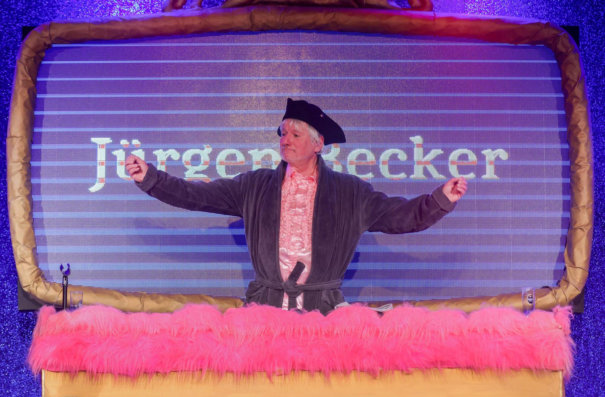Kabarettist Jürgen Becker als Sitzungspräsident bei „Deine Sitzung“.