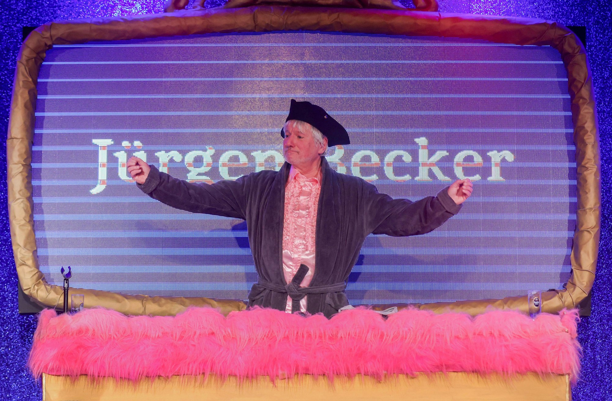 Kabarettist Jürgen Becker als Sitzungspräsident bei „Deine Sitzung“.