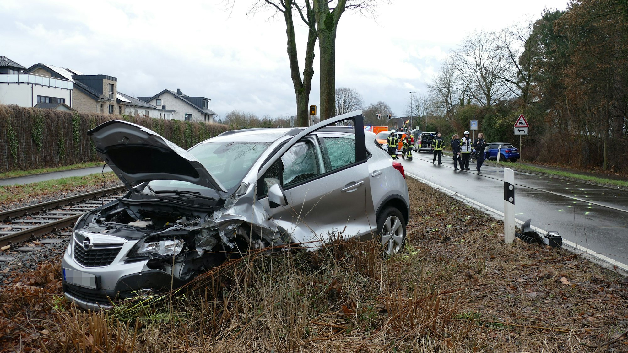 Ein Autowrack liegt im Straßengraben.