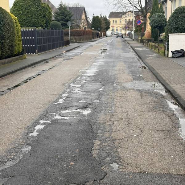Das Bild zeigt die marode Schützenstraße in Weilerswist.