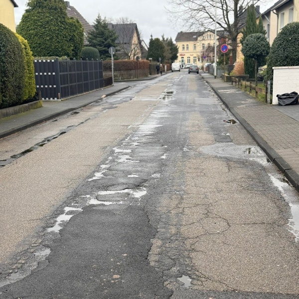 Das Bild zeigt die marode Schützenstraße in Weilerswist.